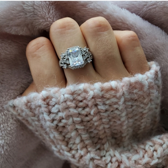 Gorgeous White Topaz Wedding/Engagement Ring - Picture 2 of 8